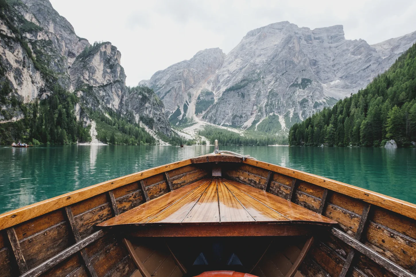 Un lago rodeado de montañas